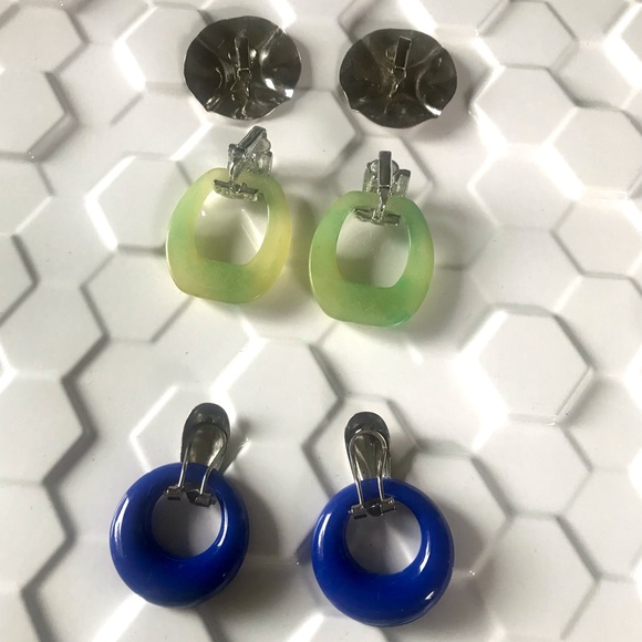 Vintage 80’svmod plastic hoops & geometric circle clip on earrings set of 3 - Picture 5 of 5